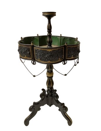 Fioriera con base in legno ebanizzato nero, piede a quattro razze e perfili dorati e contenitori vasi a forma esagonale, 19° Secolo