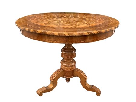 Tavolino rotondo con intarsi al piano a grandi stelle e bordo e banza di sottopiano intarsiati. Piede a tre razze intarsiati, Fine 19° / 20° Secolo