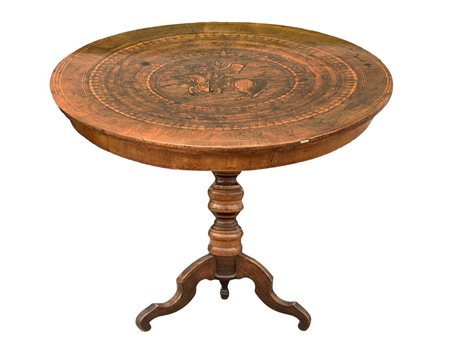 Antico tavolino rotondo "Sorrentino" con intarsi al piano e con raffigurazione centrale di San Giorgio a cavallo e intarsi geometrici concentrici. Piede a tre razze intarsiato, 19° Secolo