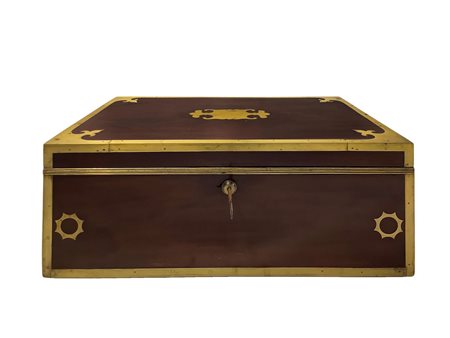 Scrittoio da viaggio in legno con riporti in metallo ottonato e interni in pelle verde originale., Fine 19° Secolo