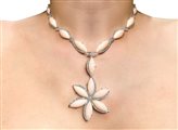 Collana in oro bianco 750 con pendentif a forma di fiore in corallo rosa e diamanti taglio brillanti 3,50 Kt