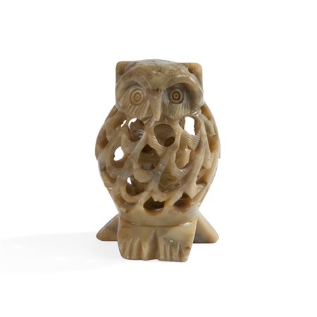 Gufo in pietra saponaria traforata, arte cinese