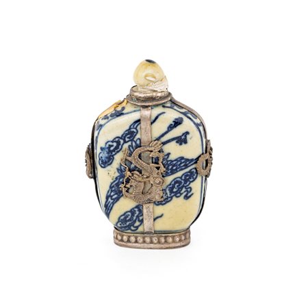 Snuff bottle in porcellana bianca e blu, Cina, fine del XIX/inizio del XX secolo