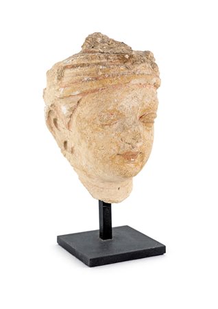 Piccola testa in stucco con tracce di cromia, arte del Gandhara