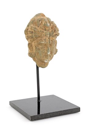 Antica piccola testa virile in arenaria