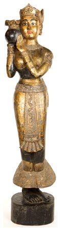 Grande figura femminile stante in legno laccato e dorato, Thailandia, prima metà del XX secolo