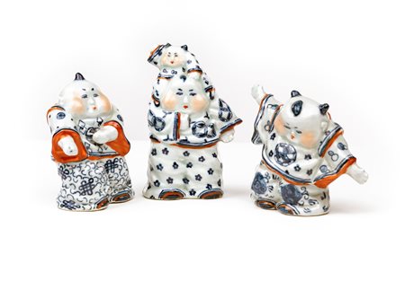Tre figure di bambino in porcellana, XX secolo