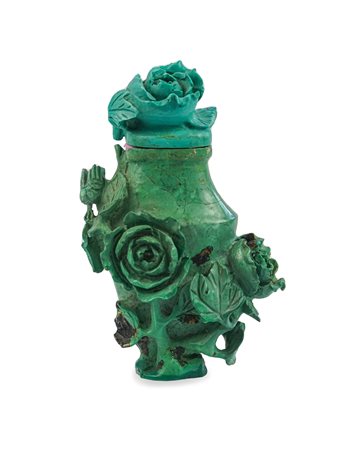 Piccola scultura con decori floreali in pietra dura azzurra