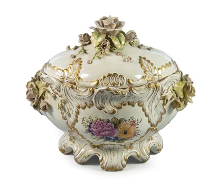 Scatola in porcellana policroma con decoro a fiori