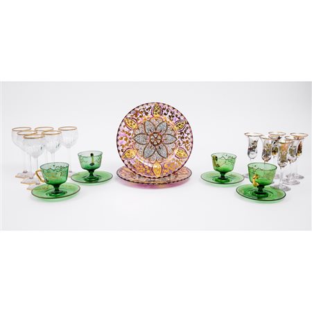 DUE PIATTI, SEI BICCHIERI, SEI BICCHIERINI E QUATTRO TAZZE