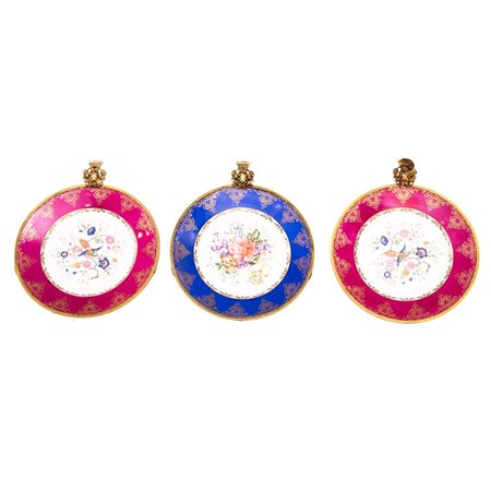 TRE PIATTI in porcellana Limoges decorati