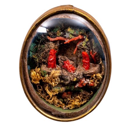 PICCOLO PRESEPE in corallo entro teca ovale in ottone dorato