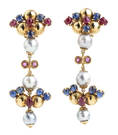 Paio di orecchini pendenti con zaffiri, rubini e perle d'acqua dolce - manifattura MORONI Roma