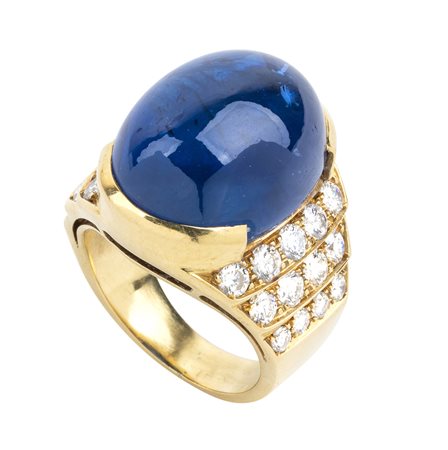Anello con zaffiro cabochon ct 28,00 e pavè di diamanti