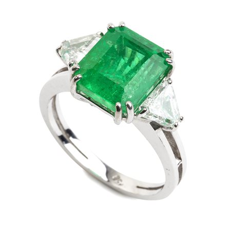 Anello in oro con smeraldo e diamanti triangolari 