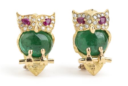 Paio di orecchini raffiguranti un gufo in smeraldo rubini e diamanti  