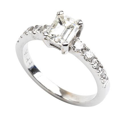 Anello in oro con diamante taglio smeraldo e diamanti taglio brillante 