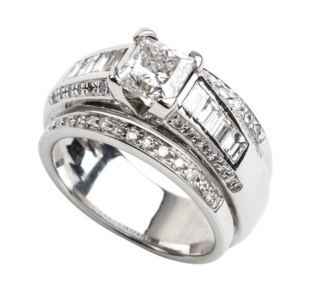 Anello in oro bianco con diamanti