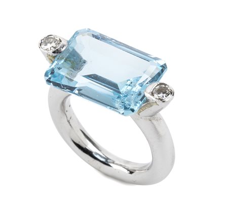 Anello in oro con acquamarina e diamanti 