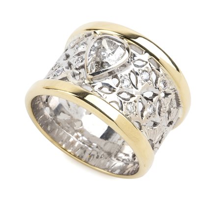 Anello a fascia traforata in oro con diamante a goccia ed altri brillanti  