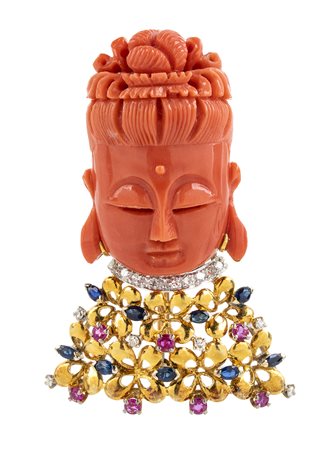 Spilla pendente in oro con corallo cerasuolo scolpito, diamanti, rubini e zaffiri. 