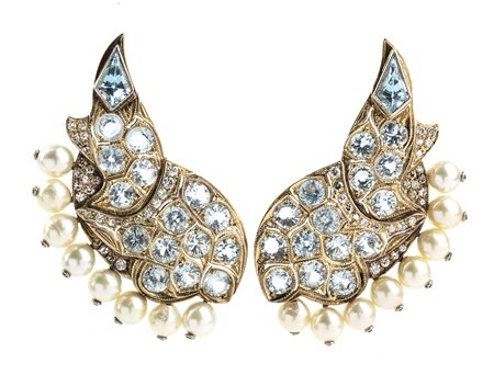 Orecchini in oro giallo e bianco con diamanti perle e topazi azzurri 