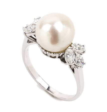 Anello in oro con perla e diamanti