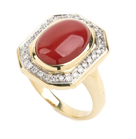 Anello in oro giallo con corallo cerasuolo e diamanti 