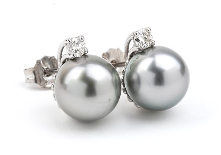 Paio di orecchini in oro diamanti e perle Tahiti