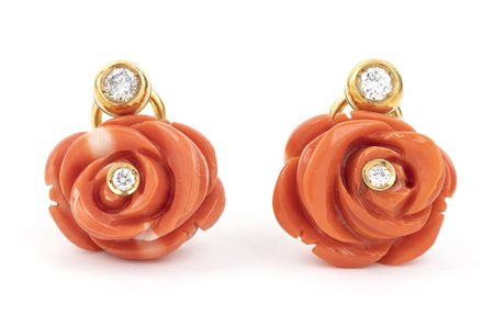 Orecchini in oro con fiore in corallo cerasuolo e diamanti 