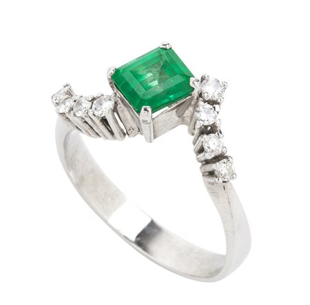 Anello in oro con smeraldo e diamanti 