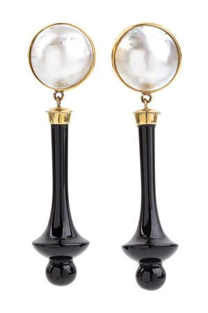 Orecchini in oro con perle mabé e pendente in onice 