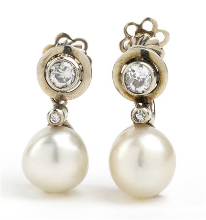 Paio di orecchini in oro perla e diamanti 