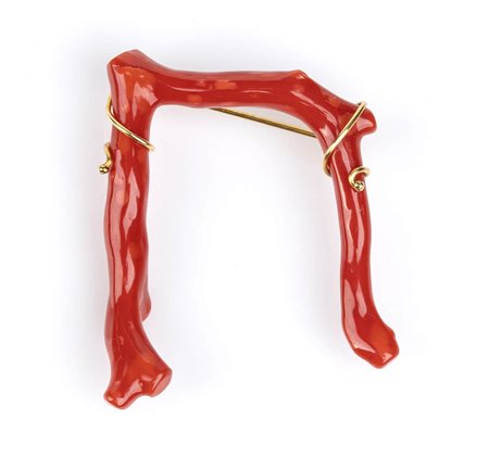 Spilla in oro con ramo di corallo Mediterraneo 