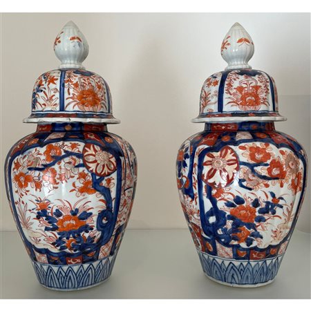 Coppia di vasi con coperchio in porcellana tipo Imari. Manifattura giapponese, probabile XIX sec.