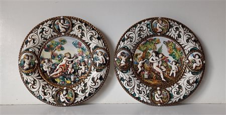 Capodimonte serie Bernini - Due piatti in porcellana policroma a rilievo -...