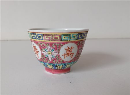 Cina - Piccola coppa in porcellana decorata con marchio alla base - h.cm.5,5