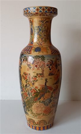 Manifattura orientale - Vaso in porcellana decorato in oro e policromia h.cm.59