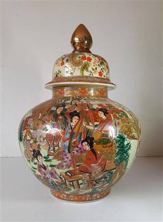 Manifattura cinese - Vaso in porcellana decorato in oro e policromia h.cm.38
