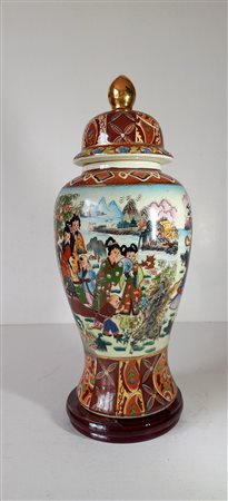 Manifattura cinese - Vaso in porcellana decorato in oro e policromia h.cm.32...