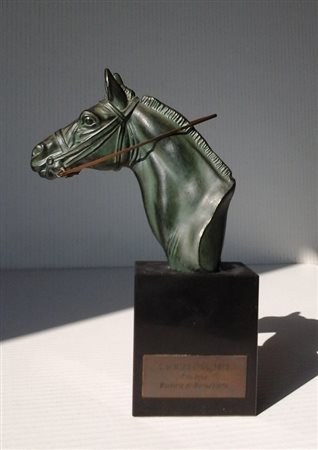 Ignoto - Testa di cavallo - Trofeo in bronzo a patina verde su base in marmo...