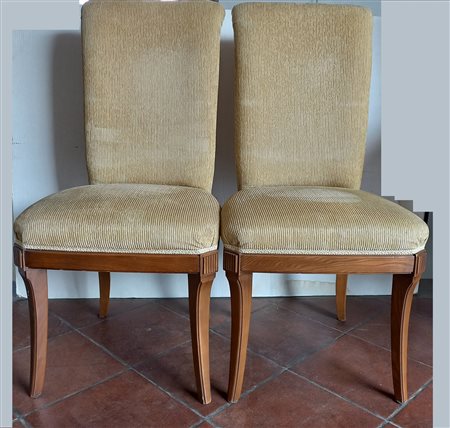 Due sedie vintage in legno con rivestimento in velluto