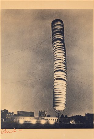 Christo, 5.600 Cubicmeter Package, documenta IV, Kassel, 1967/68, 1968