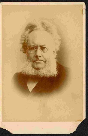 HENRIK IBSEN: Fotografia applicata su passe-par-tout (11,3 cm x 17,3 cm) del drammaturgo norvegese. In buone condizioni, con perdita di cartone nell'angolo in basso a destra.