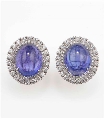 Orecchini con tanzaniti taglio cabochon e diamanti a contorno