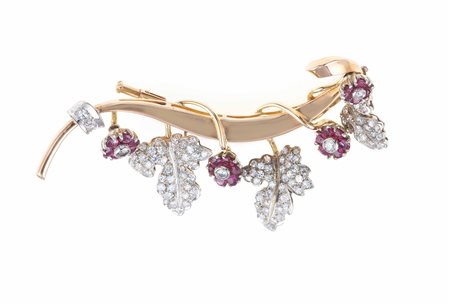 Spilla en-tremblant a soggetto floreale con diamanti e rubini