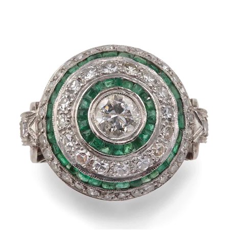 Anello con diamante centrale e smeraldi e diamanti taglio huit-huit a contorno