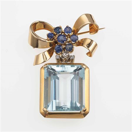 Spilla con acquamarina di ct 34.00 circa, zaffiri e diamanti