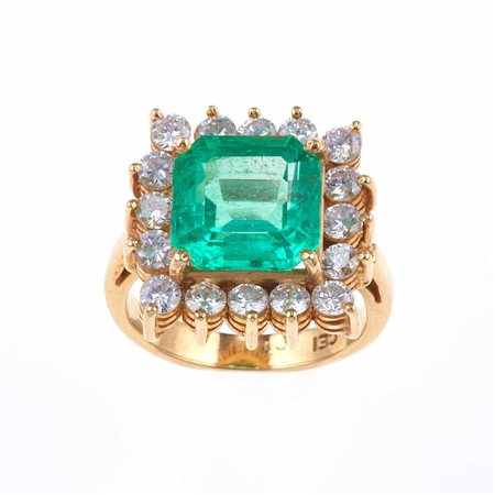 Anello con smeraldo Colombia di ct 3.70 circa e diamanti taglio brillante a contorno per ct 1.20 circa