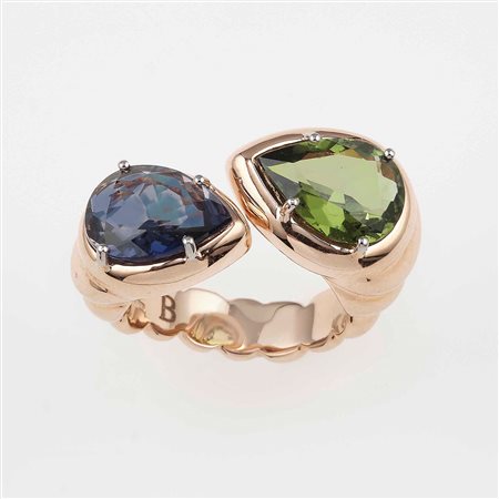 Anello con iolite e peridoto
